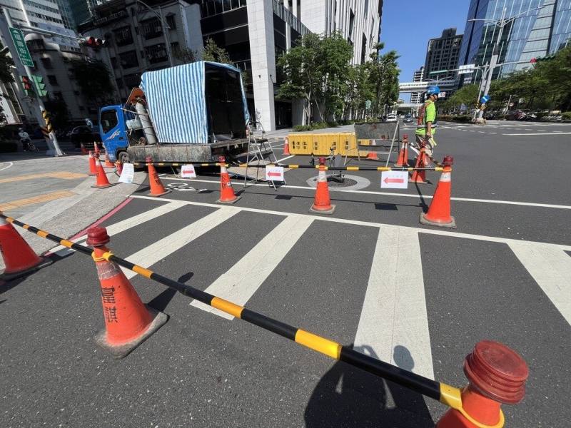 國土署表示，首創「高功率雷射加工技術」能有效提升人孔蓋抗滑能力，目前正在驗證移動式雷射加工機台在現地作業的實用性，優化後的機台體積比原先在實驗室研發階段縮小約1/3，裝在小貨車上後，能將現地既有的人孔蓋進行抗滑延壽加工處理，將選13處試辦。（國土署提供）