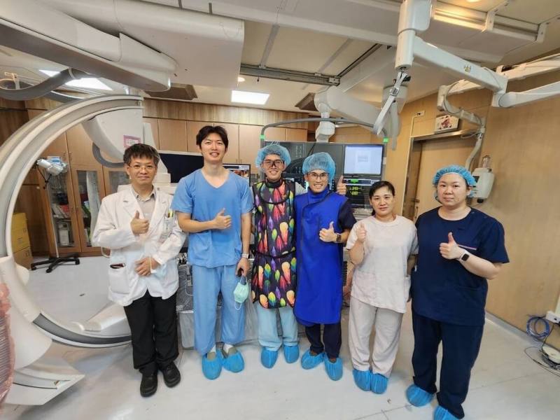 澎湖醫院日前順利完成首例內視鏡逆行性膽胰管攝影術（ERCP），為87歲老婦取出2顆結石。圖為醫療團隊合影。（衛生福利部澎湖醫院提供）