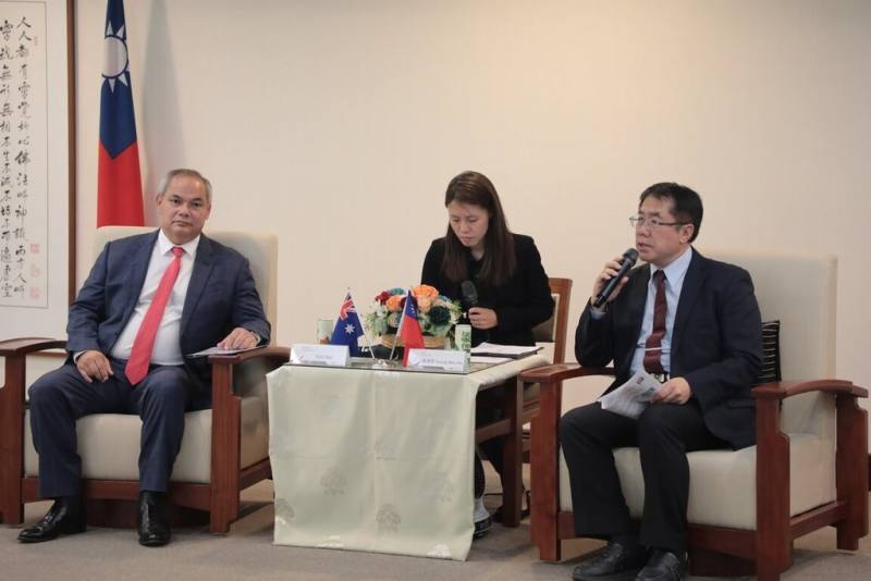 澳洲黃金海岸市長湯姆泰特（Tom Tate）（左）15日拜會台南市長黃偉哲（右），雙方針對城市外交與合作深入交流。（台南市政府提供）