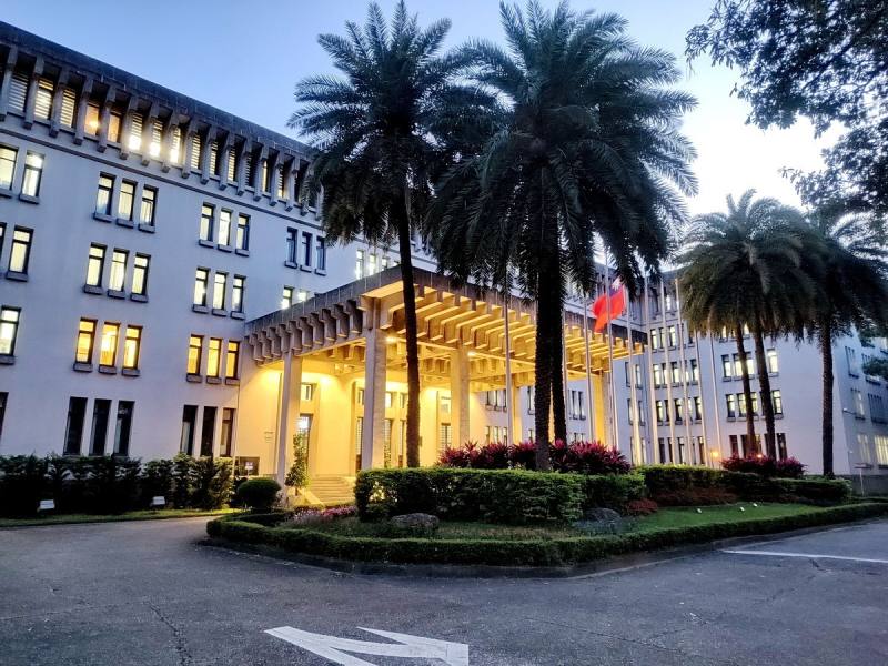 外交部表示，前副總統陳建仁代表我國出席教宗就職典禮，彰顯台、梵互動關係及友好情誼