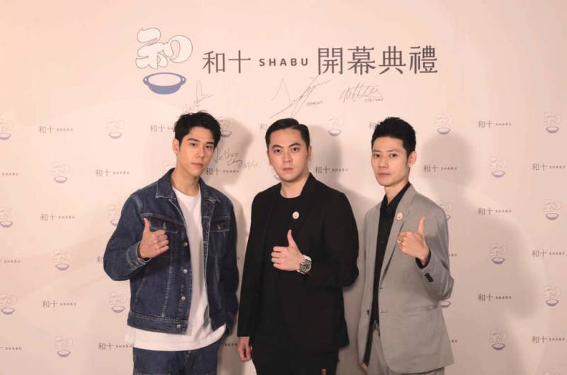 日式火鍋業者運用AI科技，打造軌道自動送餐系統要搶攻火鍋市場，並邀請藝人周予天（左）擔任一日店長。（業者提供）