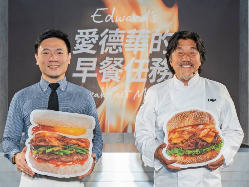 韓國實境節目「黑白大廚」的愛德華‧李受邀來台（右）宣布與拉亞漢堡推出聯名早餐。（拉亞漢堡提供）