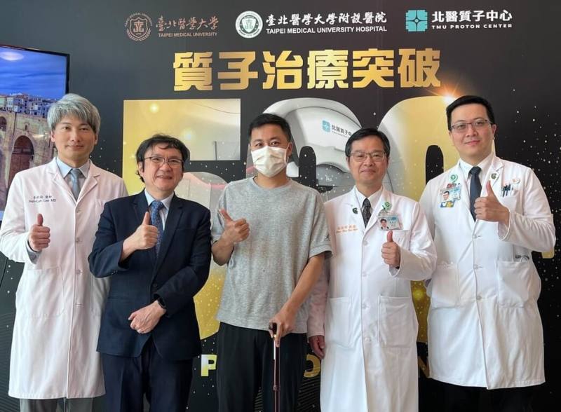 台北醫學大學附設醫院2022年8月啟用質子中心，上路近3年來治療案例累積突破500例，14日舉辦記者會，醫療團隊、病友共同見證這項里程碑。（台北醫學大學附設醫院提供）