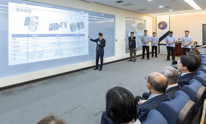 總統至衛星操控中心聽取國家太空中心吳宗信主任簡報，以及了解我國太空產業計畫成果及太空產業元件研發成果