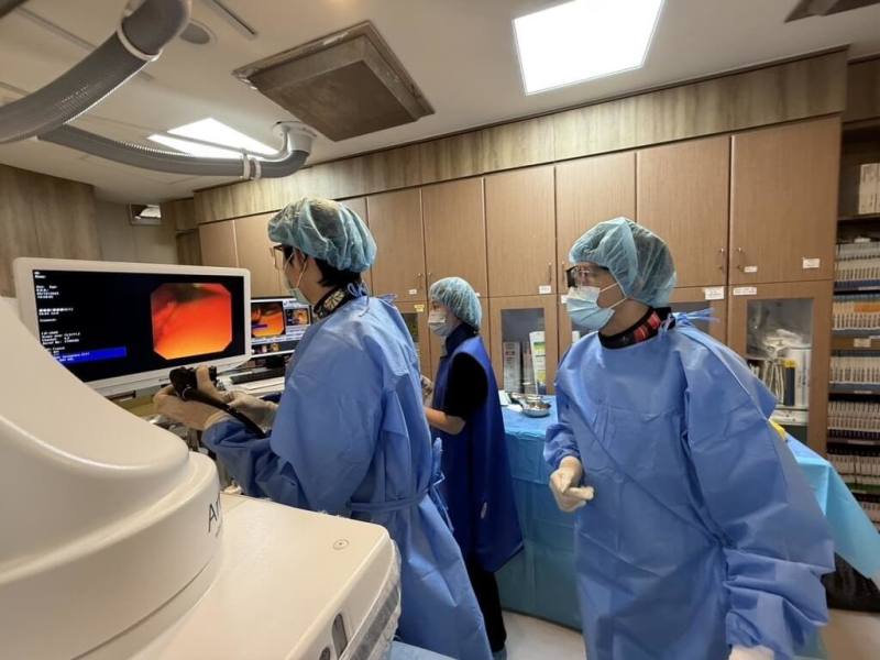 澎湖醫院日前完成首例「經內視鏡逆行性膽胰管攝影術」，87歲呂姓老婦在50分鐘完成手術，不須再往返台灣本島就診，落實醫療在地化。（衛生福利部澎湖醫院提供）