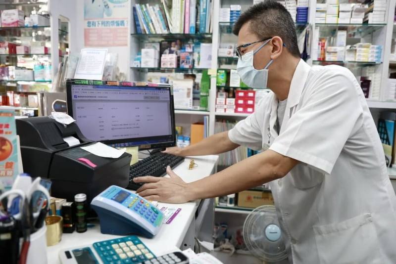 南投縣衛生局、計畫處合作推出全國首創送藥到府系統，提供長者與身心障礙者一站式藥事服務，透過平台線上申請，設籍南投65歲以上獨居、75歲以上身心障礙者就能由藥師送藥到府，7日上線迄今已受理超過160件申請。（南投縣政府提供）