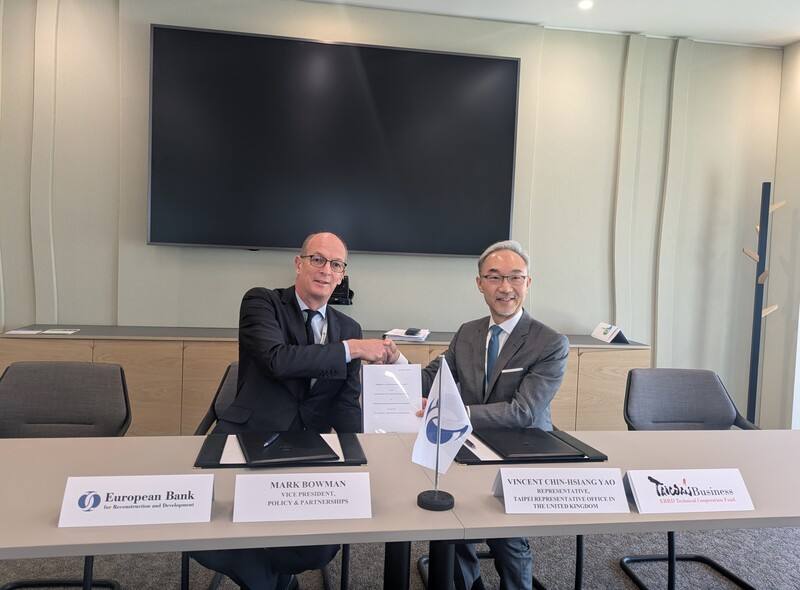 駐英國代表姚金祥（右）14日與歐洲復興開發銀行（EBRD）副總裁柏曼（Mark Bowman）（左）在歐銀倫敦總部簽署合作協議。