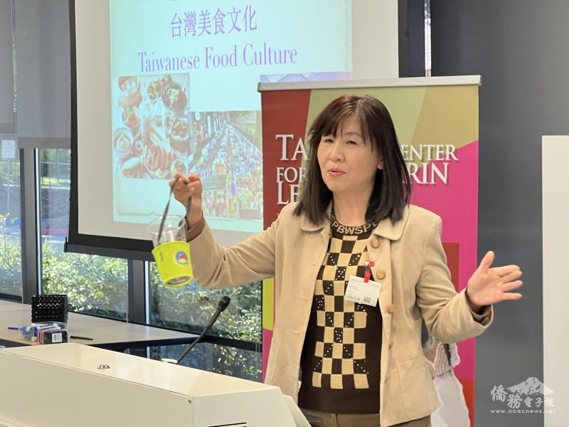 金山灣區文教中心主任莊雅淑致詞，並致贈臺灣BobaTEA手搖杯環保袋，鼓勵學員體驗臺灣夜市文化及美食