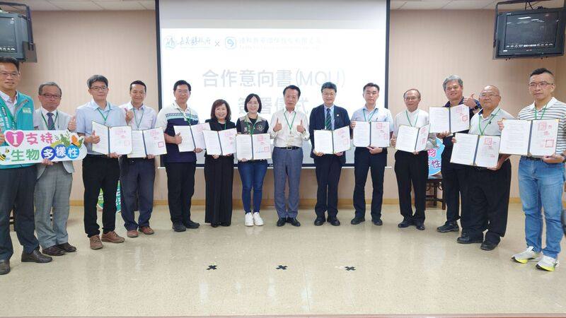 嘉義縣長翁章梁（右7）15日邀集公私單位，在嘉義縣永續循環中心共同簽署「復育阿里山油菊推廣合作意向書」，盼結合各界力量一起復育阿里山油菊。