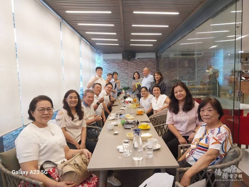 Caffé Dolce店內空間溫馨雅緻，適合僑胞聚會與日常用餐，展現現代蔬食餐廳的舒適氛圍