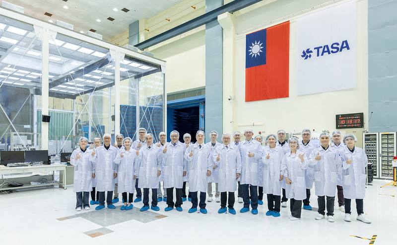 總統視察國家太空中心「福衛八號」進展及產業深耕計畫成果