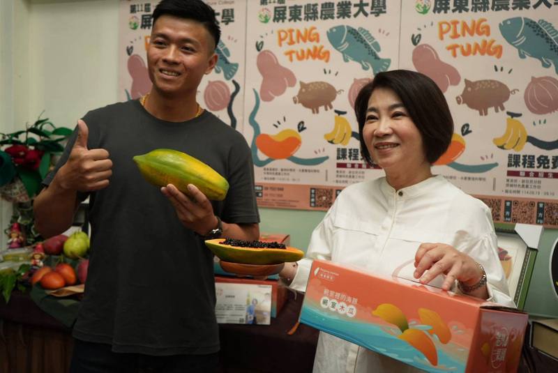 第11屆屏東農業大學招生開跑，曾參與農業大學學員、木瓜青農吳東祐（左）15日分享，參加農業大學除可認識不一樣的人事物，最重要是可以打造不一樣的自己。