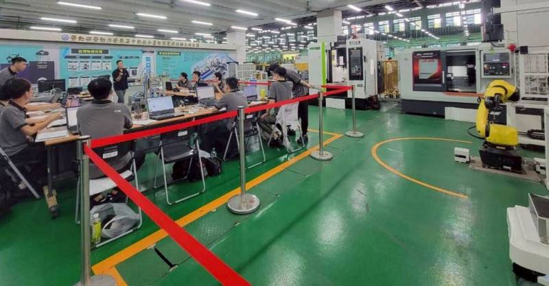 畢業季將屆，勞動力發展署中彰投分署15日公布，將推出智慧機械、物聯網等職前訓練課程，不只全額補助訓練費用，還提供最高9.6萬元學習獎勵金。（中彰投分署提供）