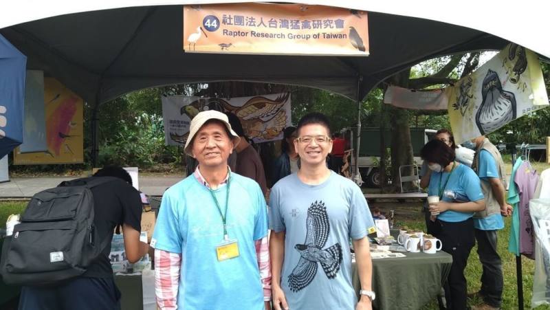 台灣師範大學近日將新發現的特有種蜥蜴命名為「呂賴氏蜓蜥」。由台師大榮譽教授呂光洋（Lue）（左）和他的碩博士班學生賴俊祥（Lai）兩人的姓氏組成，這種一個物種同時致敬2名學者的方式符合學界命名規約，但國內比較少見。右為研究團隊林思民。（台師大提供）