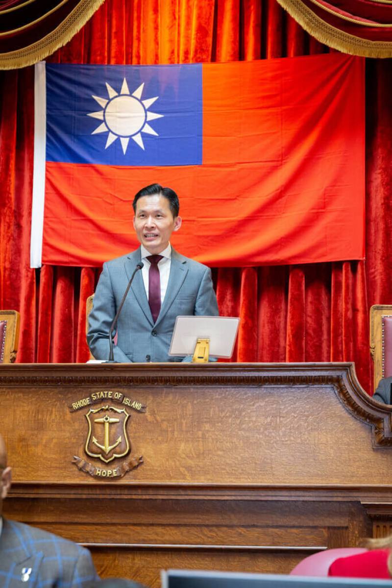 美國羅德島州參眾議院13日分別通過挺台決議，並在議場展示國旗，駐波士頓辦事處長廖朝宏出席致意。（駐波士頓辦事處提供）
