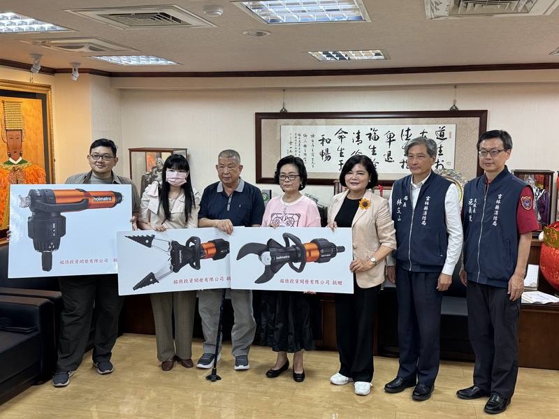 雲林縣民張吟（中）曾遇火警，幸獲消防人員救助，為回報救命之恩，15日捐贈消防指揮車及裝備器材等給雲林縣消防局，盼幫助保護更多民眾的生命財產，縣長張麗善（右3）也感謝張吟的善心義舉。