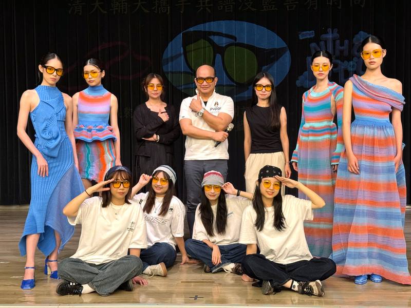 國立清華大學材料系與輔仁大學織品服裝系14日合作舉辦服裝秀，模特兒身穿以「萬花筒」為設計靈感的服飾，搭配防藍光眼鏡，呈現科技與時尚