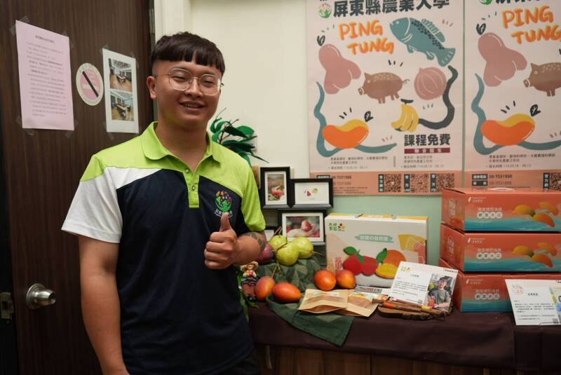 24歲芒果青農陳禹誠（圖）15日表示，自小就常在自家果園幫忙，高中畢業後就全職投入，參加屏東農業大學課程最大收穫就是學到更新的栽種方式。