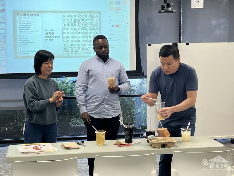 學員動手調製臺灣Boba Tea飲料