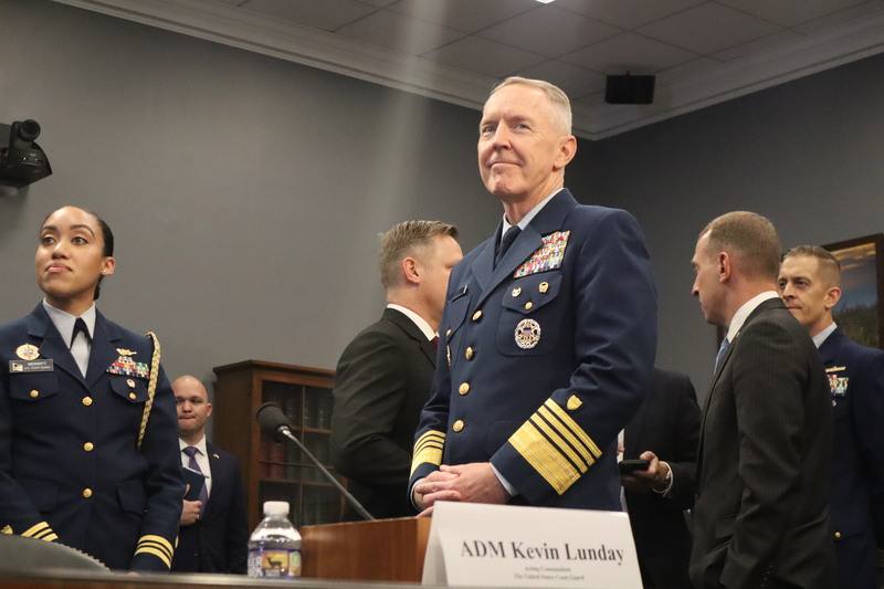 聯邦眾議院撥款委員會14日舉行監督性質聽證會，美國海岸防衛隊代理指揮官倫迪（前）出席。