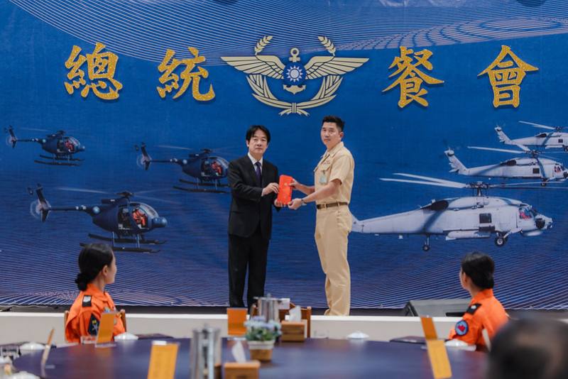 總統與官兵代表會餐及頒發加菜金，慰勉官兵辛勞