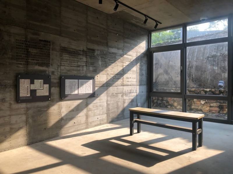 馬祖南竿獨立藝術村「梅石譯境」建築為舊梅石營區的軍官與士兵特約茶室，未來將廣邀國內外各領域藝術家與創意工作者，且著重於仍在探索階段的年輕人才進駐創作。（梅石譯境提供）