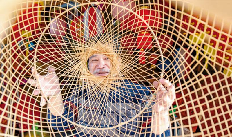 Wu Yi-de is heir to the lantern making shop founded by his father, Wu Tun-hou, who was a famous Lukang craftsman.