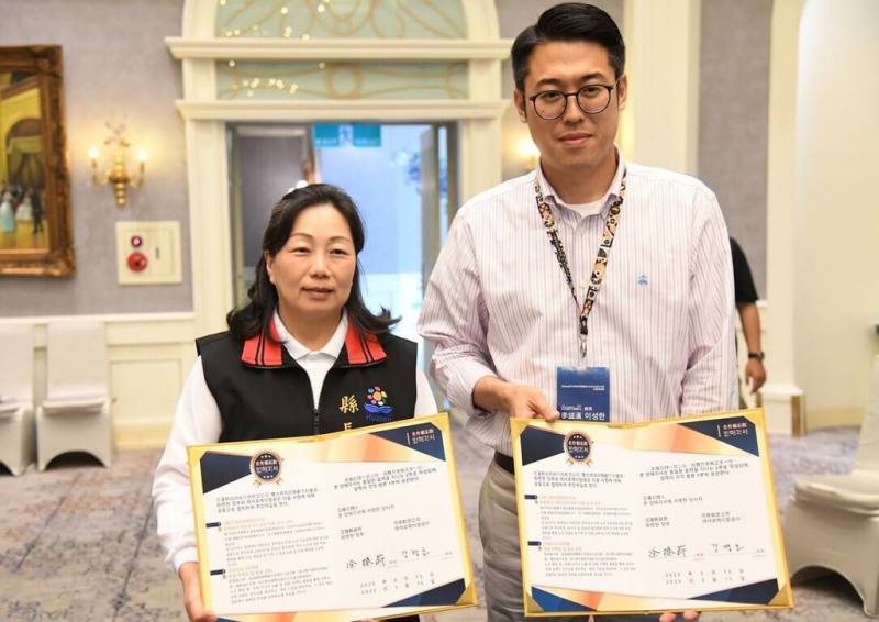 花蓮縣長徐榛蔚（左）15日與韓國可依航空（Aero K）銷售部負責人李盛漢（右）代表雙方簽署直航合作備忘錄（MOU），為未來開闢韓國清州、花蓮直航航線奠定基礎。（花蓮縣政府提供）