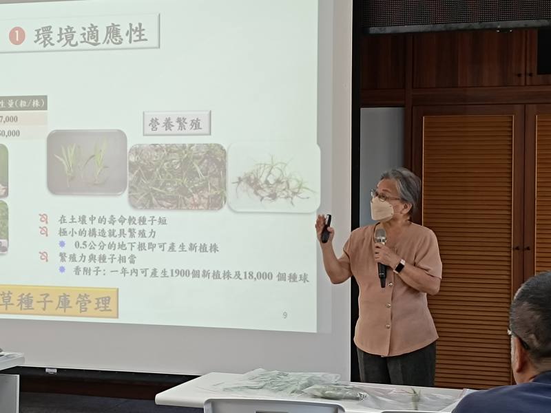 農業藥物試驗所蔣永正前組長介紹果園草生栽培與雜草管理