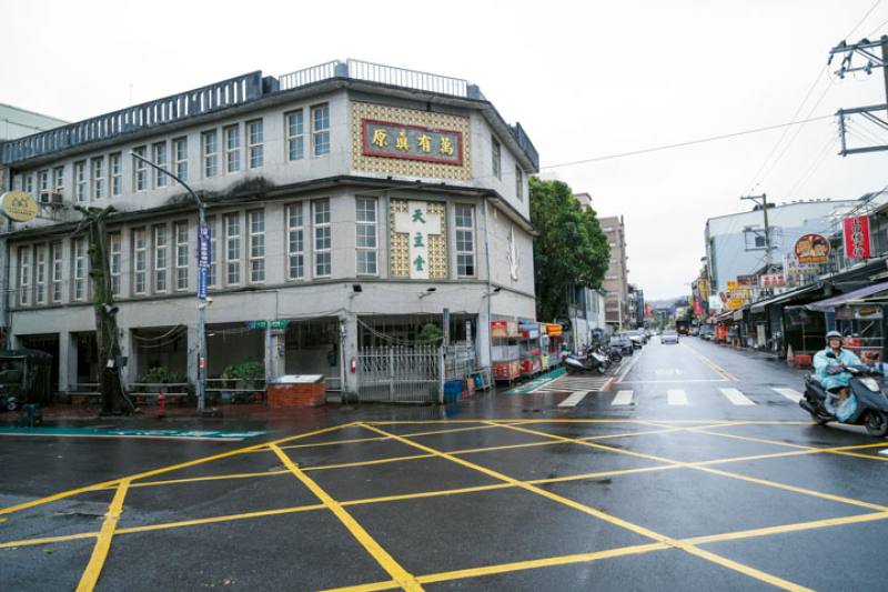 Zhudong Catholic Church is a well-known landmark next to Zhongyang Market.​​