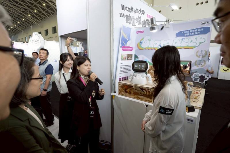 副總統在現場貴賓陪同下，先後參觀智崴集團、崑山科技大學、BitSummit、教育部主題館、雲林科技大學、嶺東科技大學、高雄科技大學、正修科技大學等參展攤位，了解體感科技、數位內容及視覺設計等未來發展趨勢