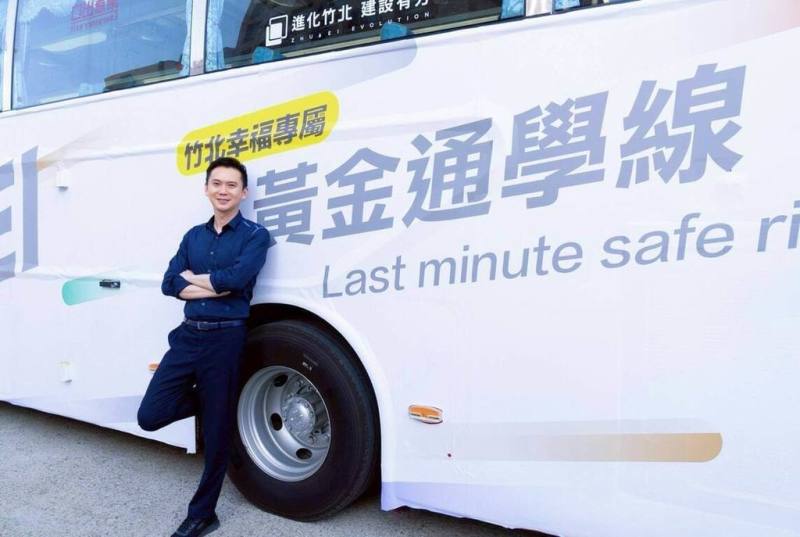 新竹縣竹北市公所編列新台幣50萬元提供免費接駁服務，將於19日起試辦，路線有2條為「雙市東」及「雙市西」，皆於上午6時45分發車，會在上午8時前抵達新竹高商與新竹高中等校園；返程皆於下午5時15分在竹中發車。圖為竹北市長鄭朝方視察接駁車並合影。（竹北市公所提供）