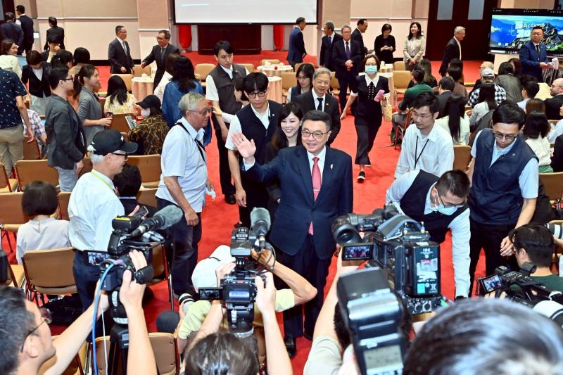 行政院長卓榮泰向媒體致意