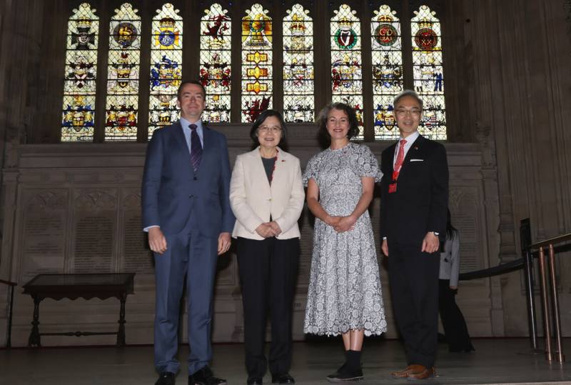 前總統蔡英文（左2）倫敦時間15日上午正式展開英國訪問行程，她前往國會與友台議員交流，並在兩名下議院議員，即台英國會小組工黨籍共同主席柴萍恩（右2）、自由民主黨外交事務發言人米勒（Calum Miller，左1），以及駐英代表姚金祥（右1）陪同下，參訪國會。（訪團提供）