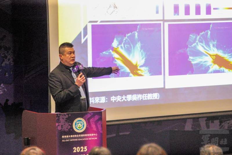 內政部政務次長馬士元實施專題講演。（軍聞社記者侯凱議攝）