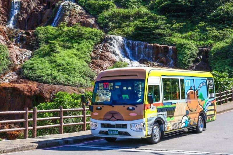新北市177「瑞芳觀光公車」新闢路線自4月底上線營運後，吸引許多旅客搭乘，由於路線囊括幾乎所有瑞芳知名景點，頗獲乘客好評，圖為177路線公車行經金瓜石黃金瀑布。（台北客運提供）