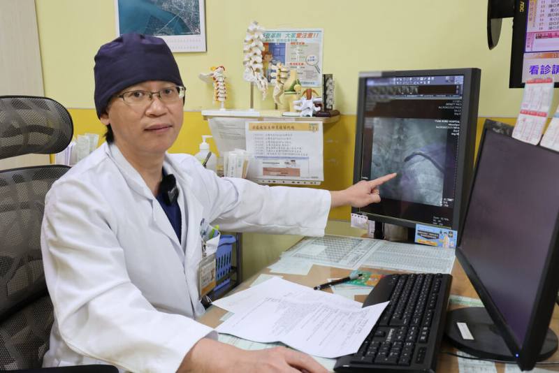 員榮醫院心臟外科主任賴金湖（圖）表示，一名中年女性洗腎患者手部活動越多頭越暈，其左側上臂有人工血管，四處求醫卻無法好轉，經血管攝影才確定是鎖骨下動脈竊血症候群。（員榮醫院提供）