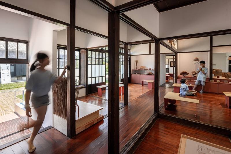 苗栗縣苑裡鎮山腳國民小學透過優化動線規劃、整合學習環境與展示空間，讓這座歷史建築更符合現代教學的需求