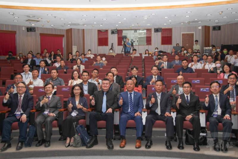 「2025全民國防教育暨防衛動員」學術研討會開幕式合影。（軍聞社記者侯凱議攝）