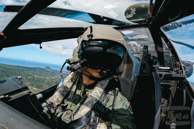 飛行員需克服不穩定的山谷氣流與側風干擾，完成射擊任務。（軍聞社記者林庭暉攝）