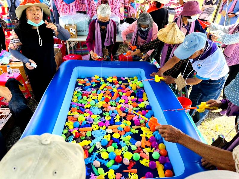 長輩們專注釣魚玩具，笑聲連連，樂在其中