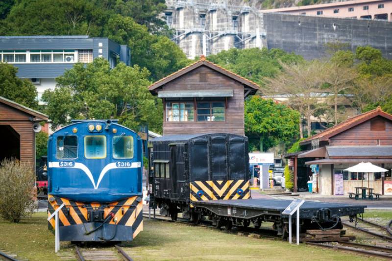 Two overhead cranes that were used to move logs remain in place today and are likewise fixtures in the memories of townspeople.​​