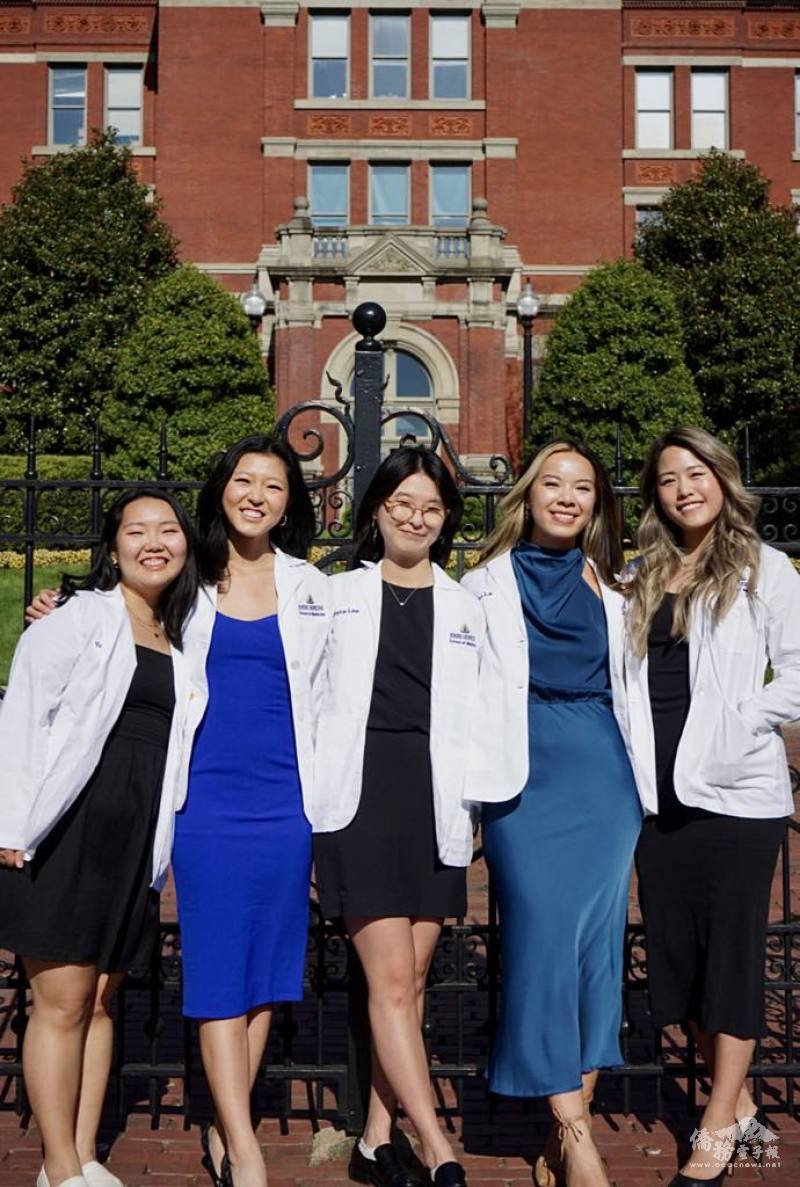 李文心(右1)與醫學院同學合影