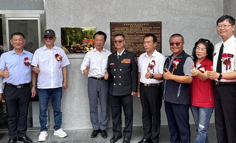 嘉義縣消防局16日舉行第3大隊大埔分隊新建廳舍落成典禮，嘉義縣長翁章梁（左3）、議長張明達（左2）、及消防局長蔡建安（左4）等人出席見證。