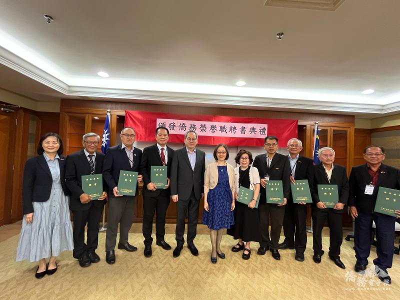 葉非比代表頒發僑務顧問聘書