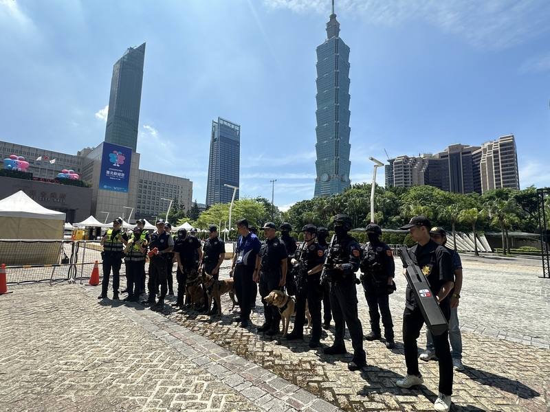 2025雙北世界壯年運動會17日將登場，台北市警察局16日在台北市政府前舉行維安宣示記者會。警方表示，因應世壯運開幕典禮，規劃偵爆犬及維安特勤等共2500名警力維安。