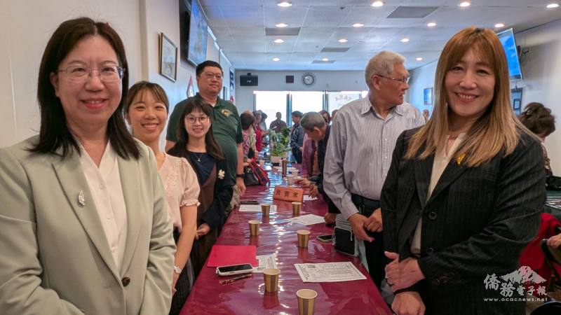 （左列起）洛杉磯文教中心主任鍾佩珍、駐洛杉磯辦事處副領事曾郁祺以及文教中心副主任方瓊逸，與（右列一）大洛杉磯臺美人傳統週委員會總召宋怡欣到場共襄盛舉