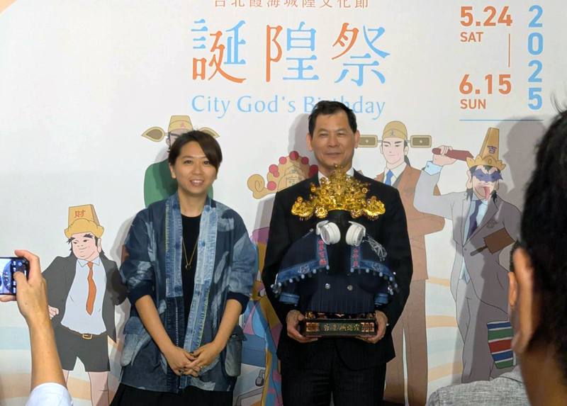 「2025台北霞海城隍文化節–誕隍祭」開幕記者會15日舉行，由永續品牌Story Wear主理人陳冠百（左）與凱恩洋服老闆范樓達（右）共同展示為台北霞海城隍廟城隍爺打造的西裝。