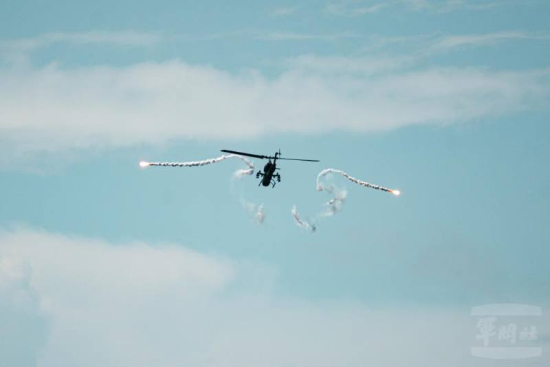 飛行員在完成射擊後，發射熱焰彈實施戰術脫離。（軍聞社記者林庭暉攝）