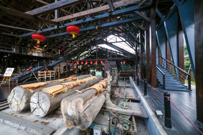 The Checheng Logging Exhibition Hall shows how logs were sawed and processed.​​